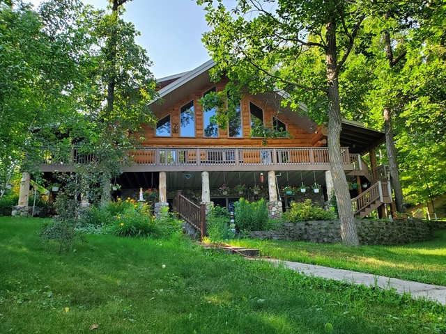 Hand-Crafted Log Cabin on Little Mantrap Lake