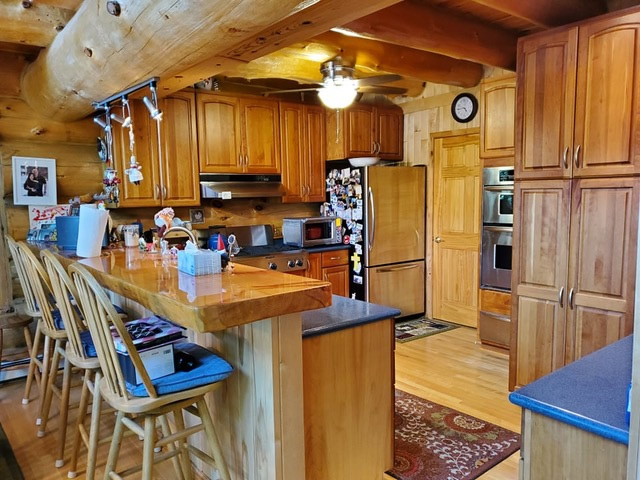 Hand-Crafted Log Cabin on Little Mantrap Lake
